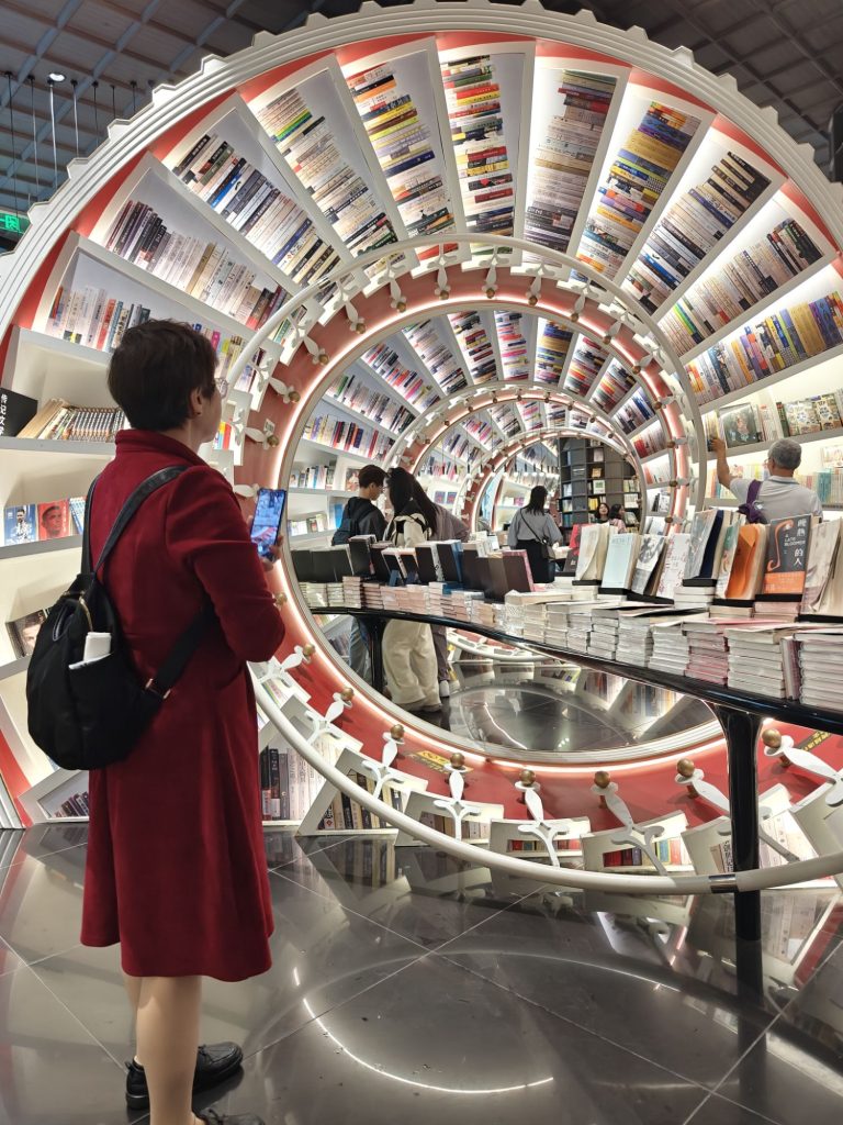 中國深圳親子遊:帶兩歲兒子出國 7 img202504051106563287562800689958746